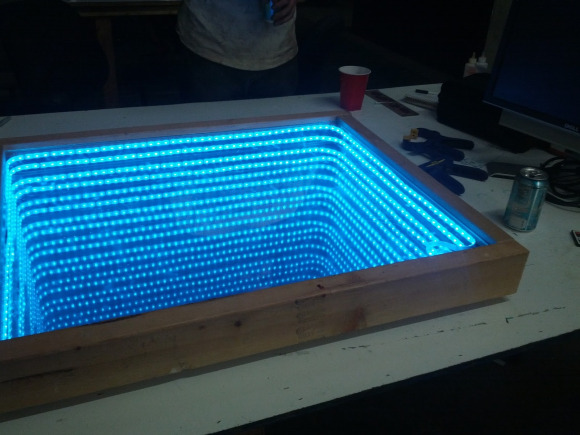 Construcción de espejo infinito con LEDs –