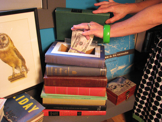 Haz un escondite secreto con libros vintage –