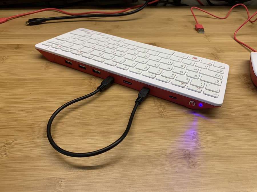 Este es el teclado oficial lanzado por Raspberry Pi. 