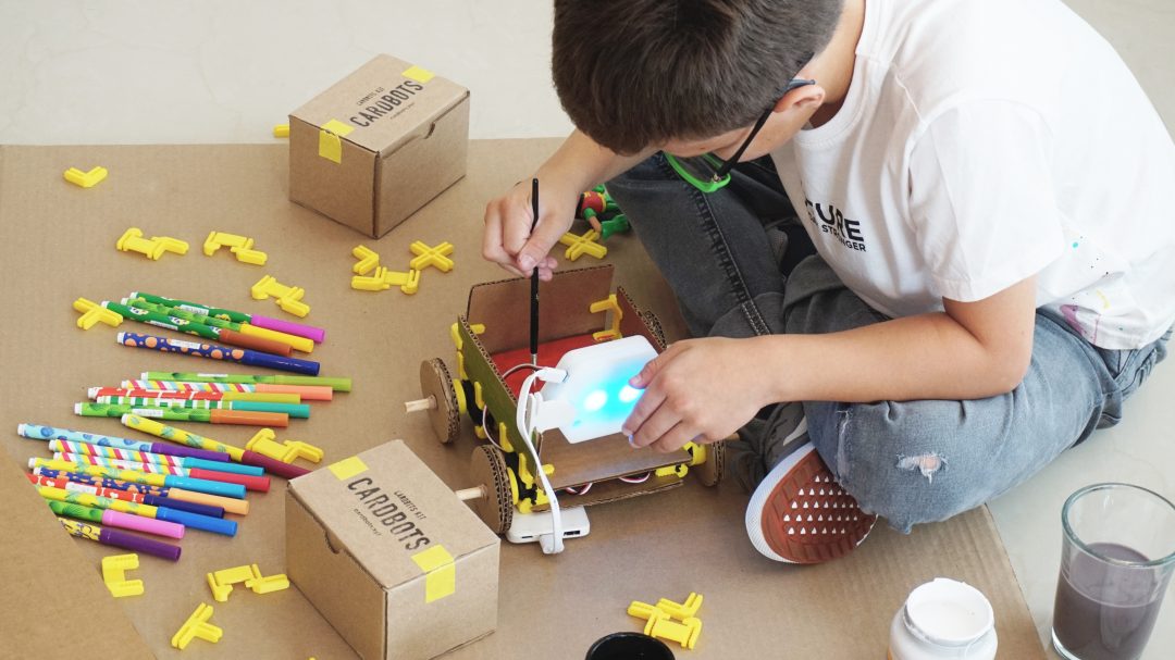 Carbots haciendo robots de cartón